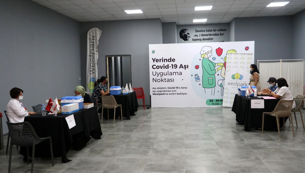 Alışveriş merkezinde aşı yapılmaya başlandı