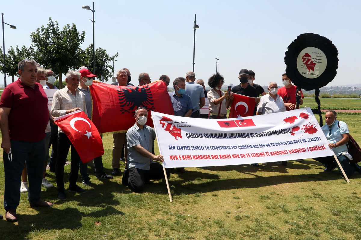 İzmir\'de Çamerya katliamının 77\'nci yılında Yunanistan Başkonsolosluğuna siyah çelenk bırakıldı