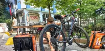 Kadıköy'de bisikletle çevre dostu teslimat: 'Patronsuz Kurye'