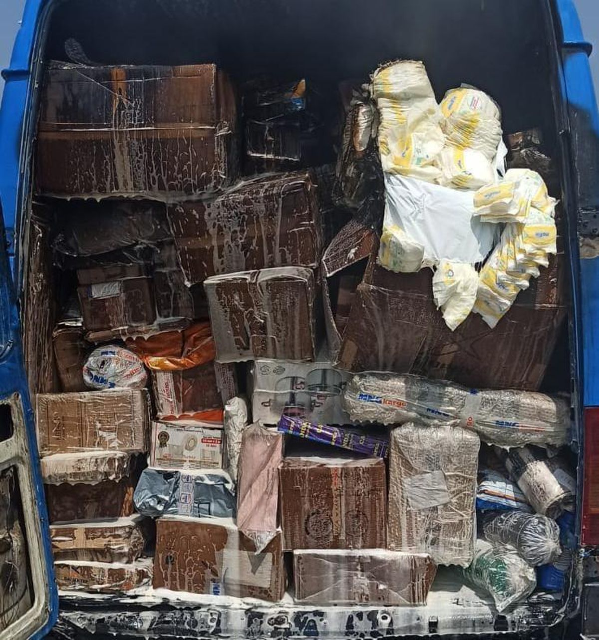 Kocaeli\'de kargo firmasına ait araç Anadolu Otoyolu\'nda yandı
