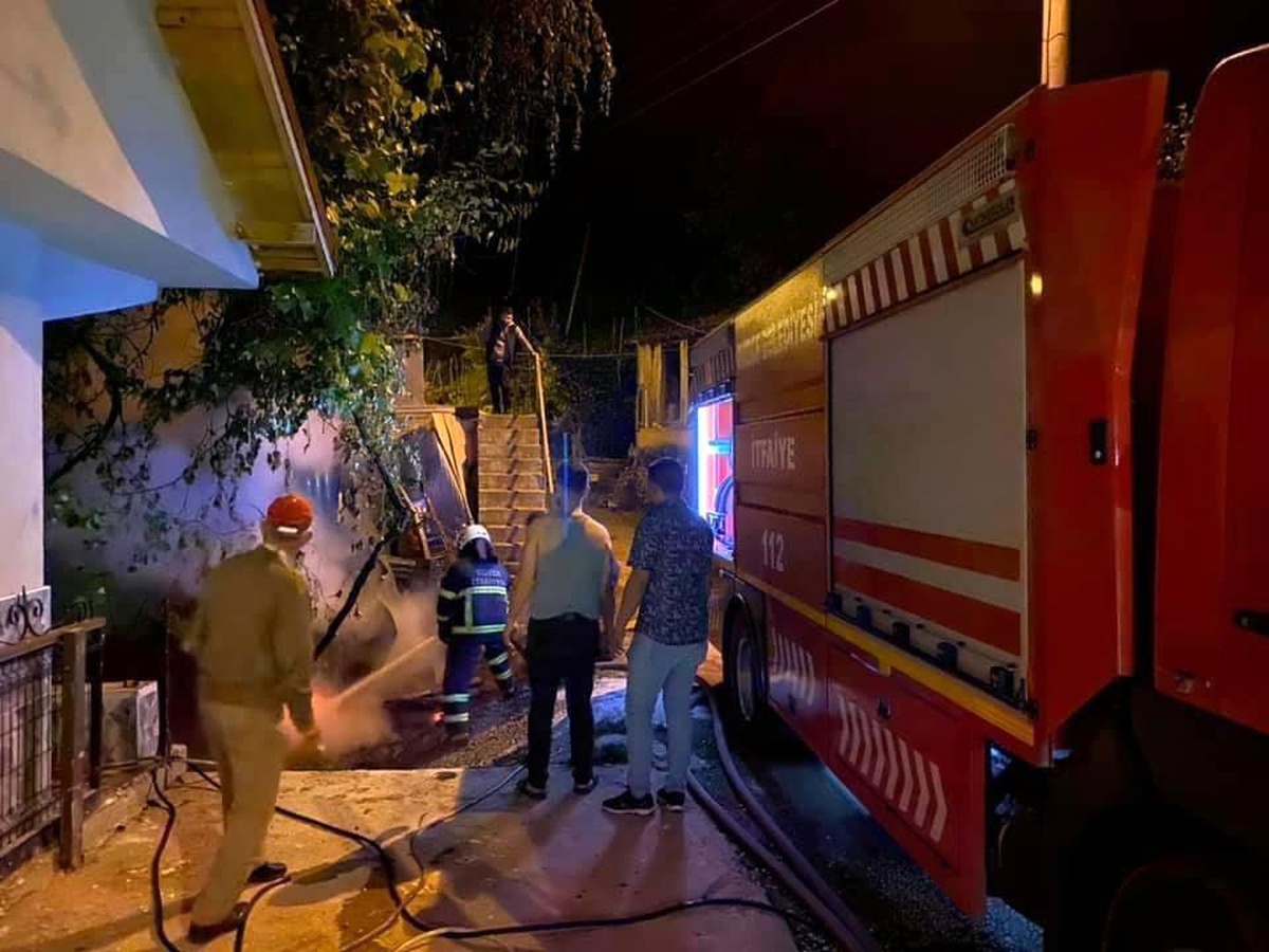 Köy gençleri ve itfaiyenin iş birliği çıkan yangını söndürdü