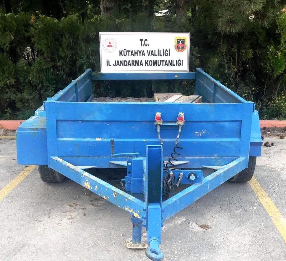 Kütahya\'da iki yıl önce çalınan römorku jandarma buldu