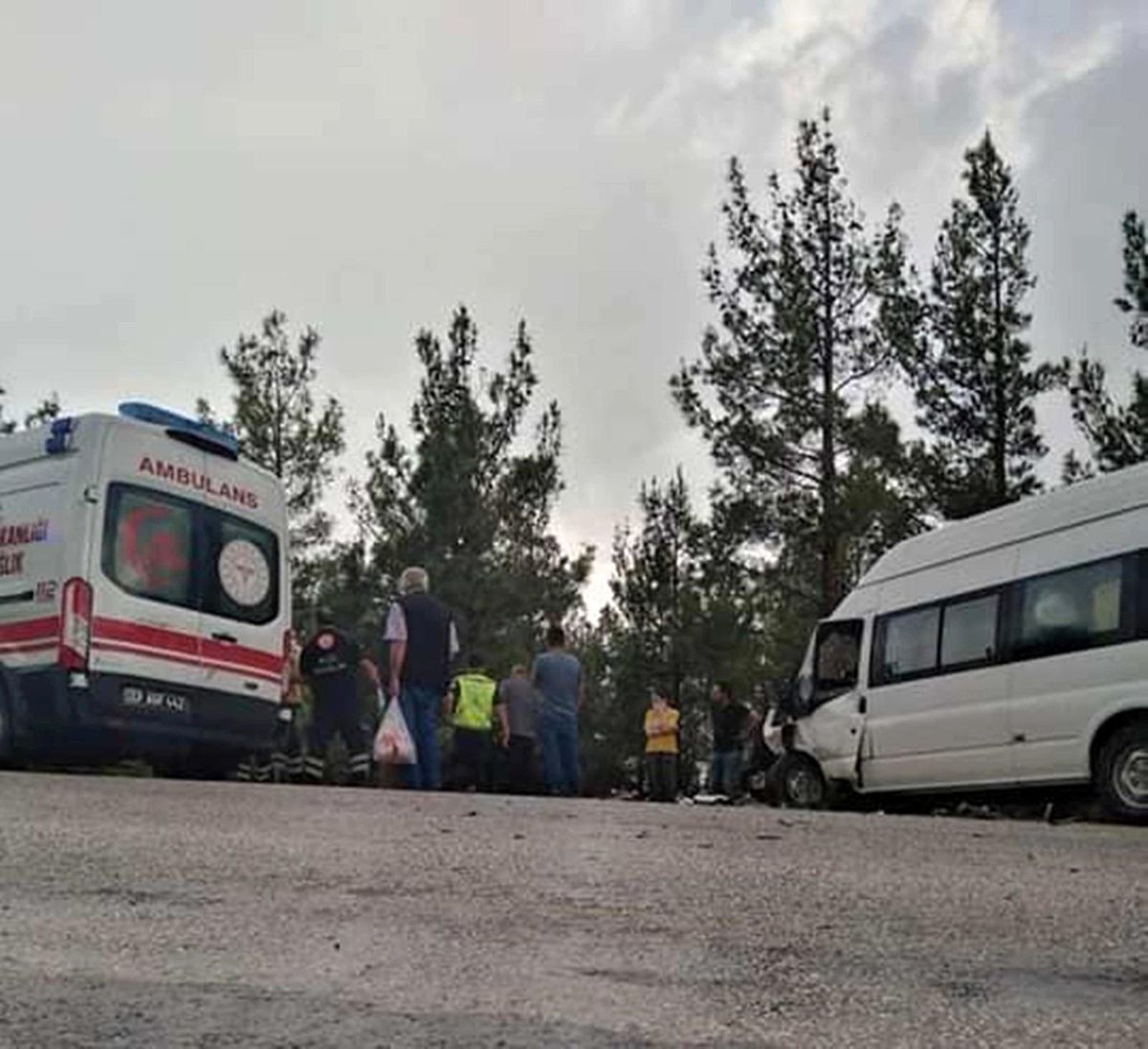 Mersin\'de servis aracı ile otomobil çarpıştı: 8 yaralı