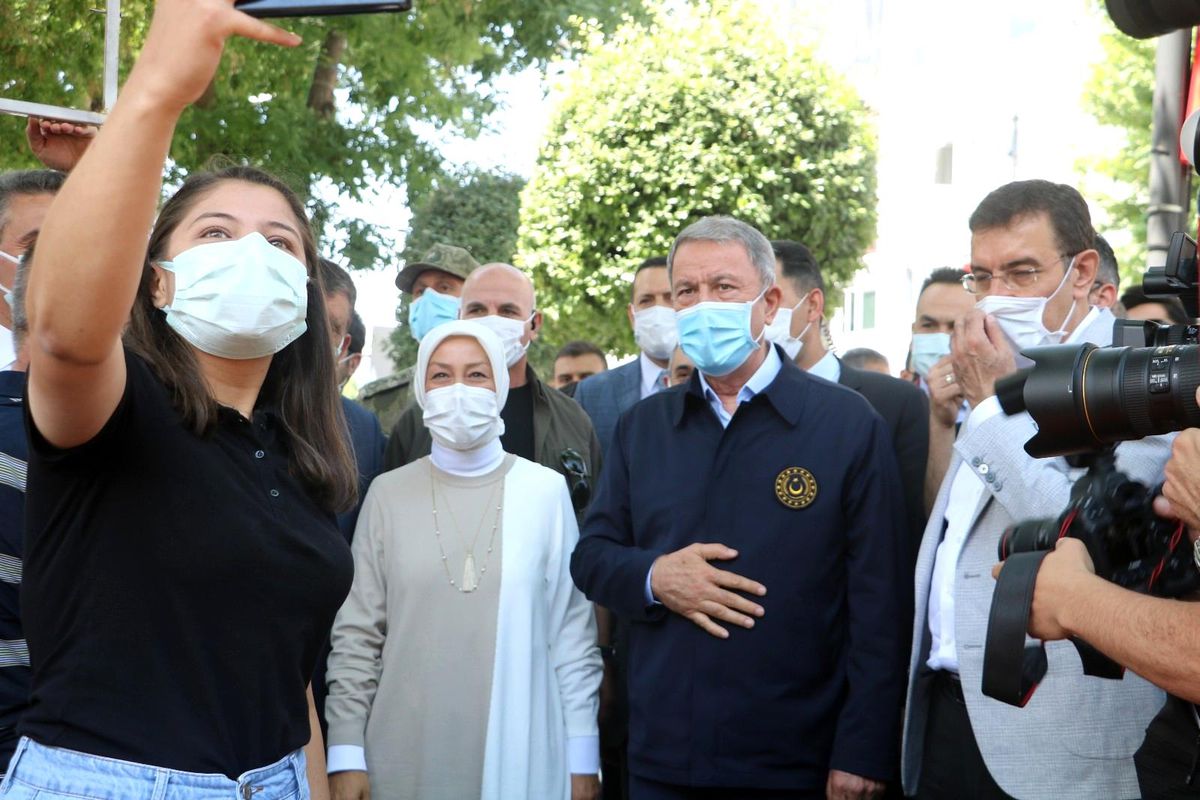 Son dakika! Milli Savunma Bakanı Akar\'a Malatya\'da sevgi seli