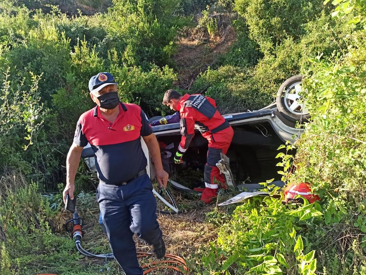 Muğla\'da dereye yuvarlanan otomobilde sıkışan sürücü kurtarıldı