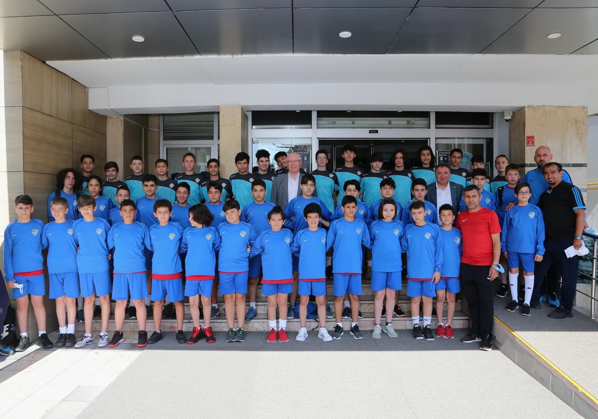 Odunpazarıspor alt yapı sporcuları Kartepe\'ye gitmeden önce Başkan Kurt ile buluştu