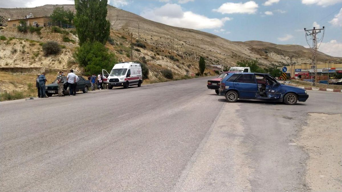 Otomobiller çarpıştı: 1 ağır yaralı