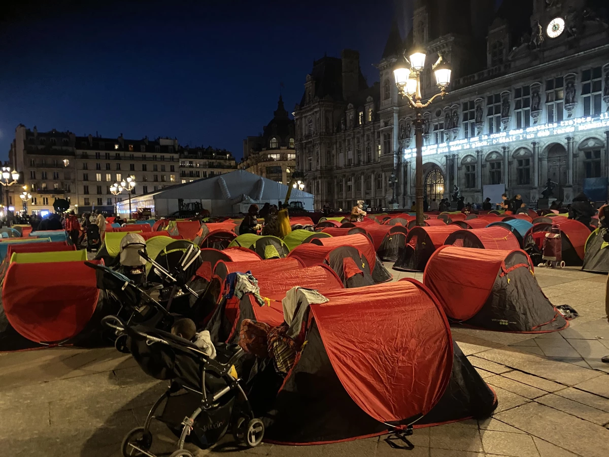 Paris\'te refakatsiz çocuklar ve düzensiz göçmenler "acil barınma" talebiyle kamp kurdu