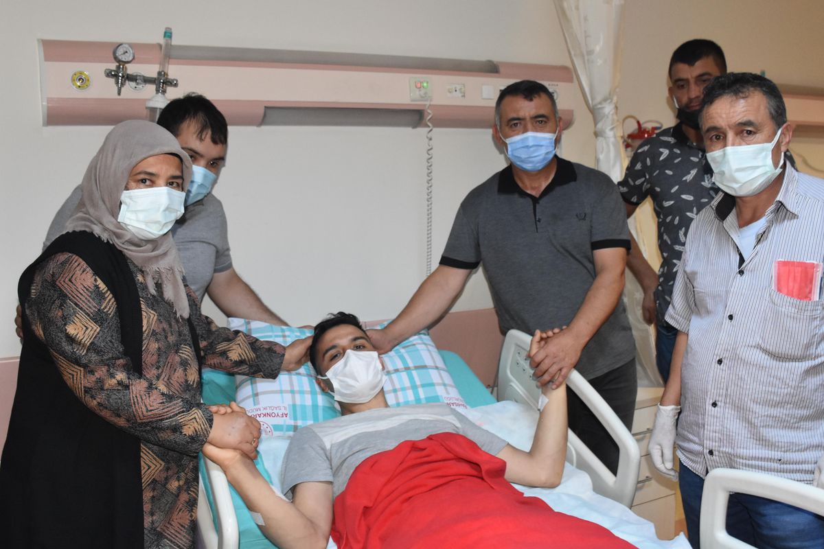 AFYONKARAHİSAR -Pençe-Yıldırım operasyonunda yaralanan asker, memleketine getirildi