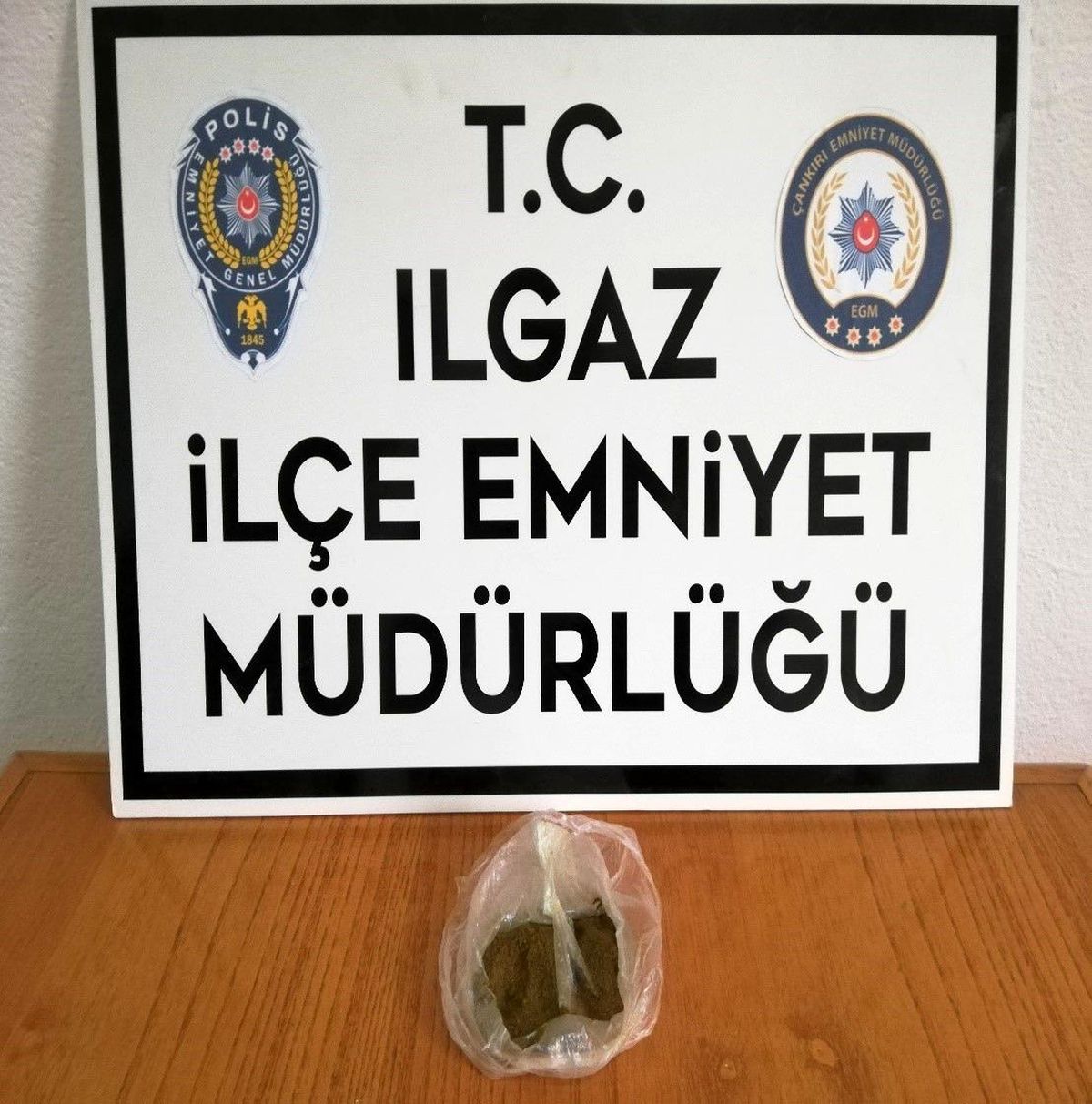 Son dakika haber... Polisin şüphelendiği şahsın üzerinden uyuşturucu çıktı