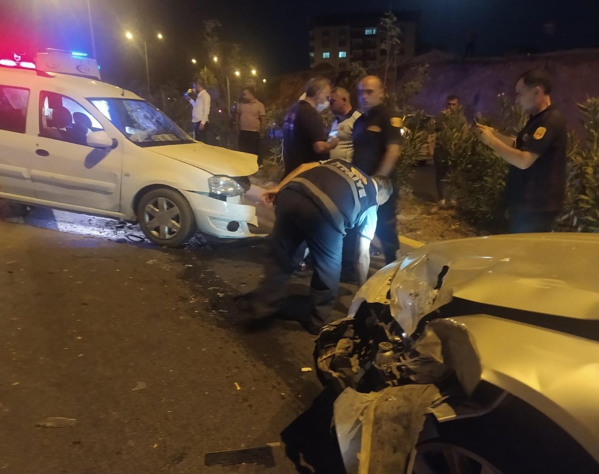 Siirt\'te iki otomobil çarpıştı: 8 yaralı