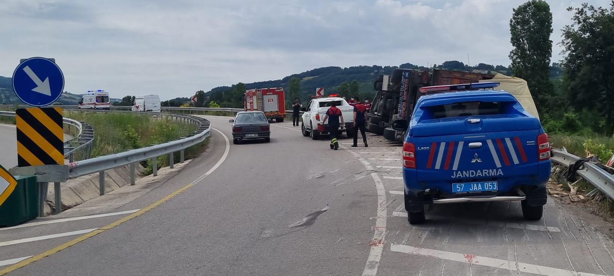 Sinop\'ta devrilen kamyonun sürücüsü yaralandı