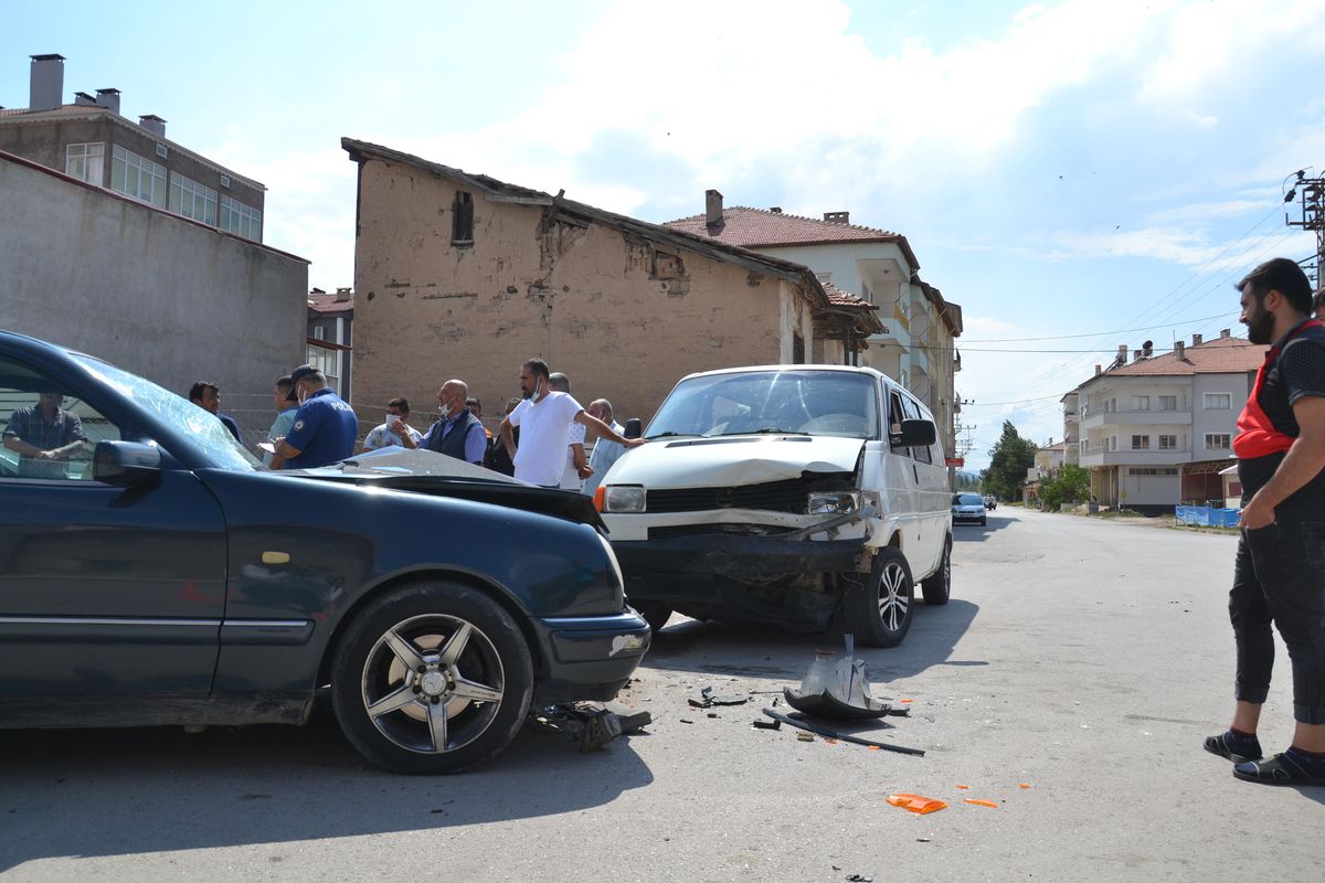Sivas\'ta otomobil ile hafif ticari araç çarpıştı: 7 yaralı
