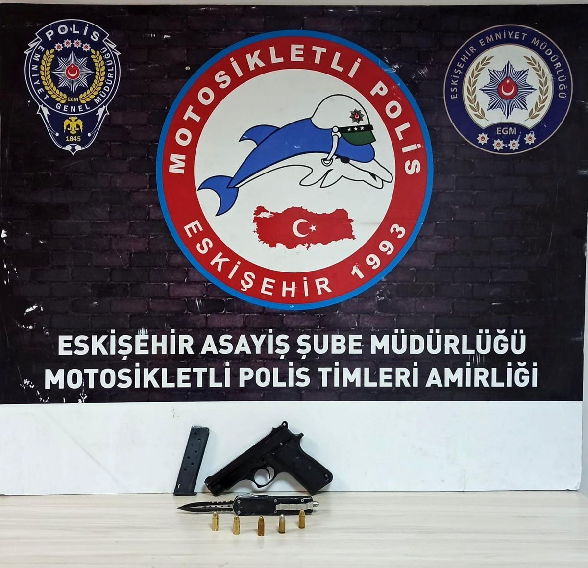 Şüphe üzerine durdurulan şahsın üzerinde tabanca ve bıçak bulundu