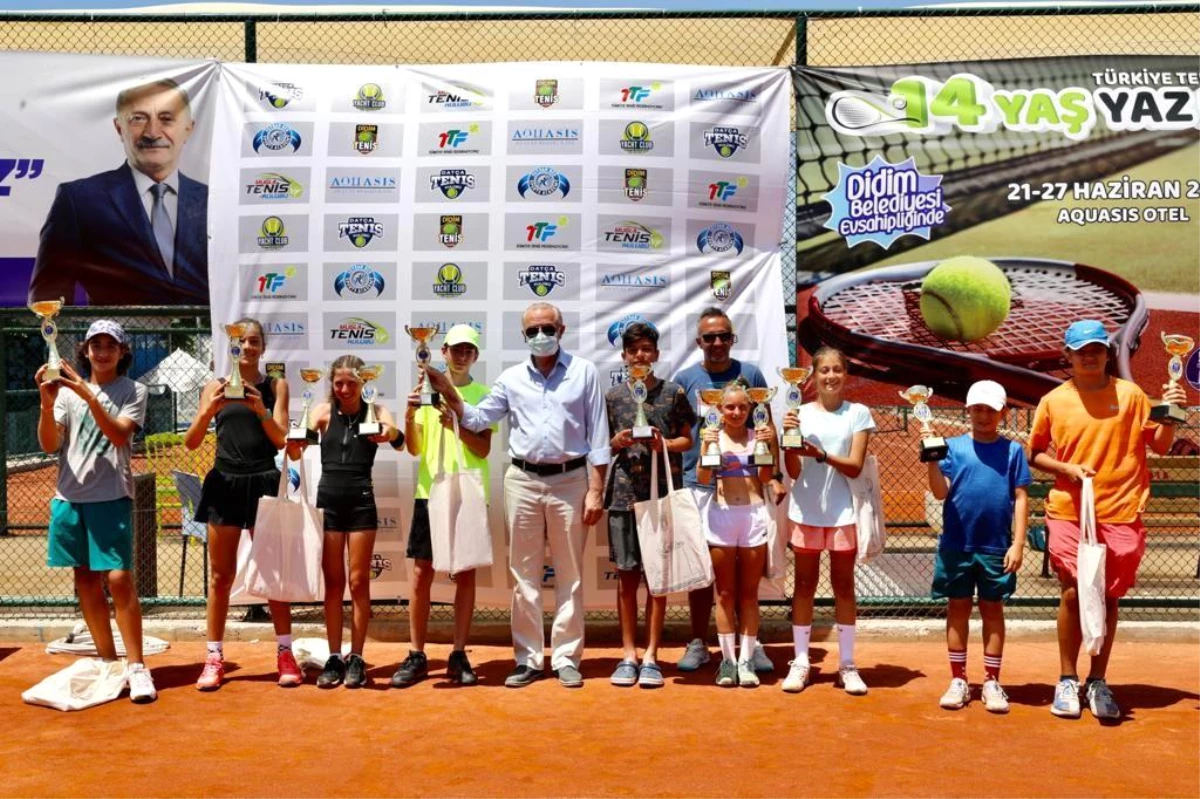 Tenisçiler ödüllünü Başkan Atabay\'ın elinden aldı