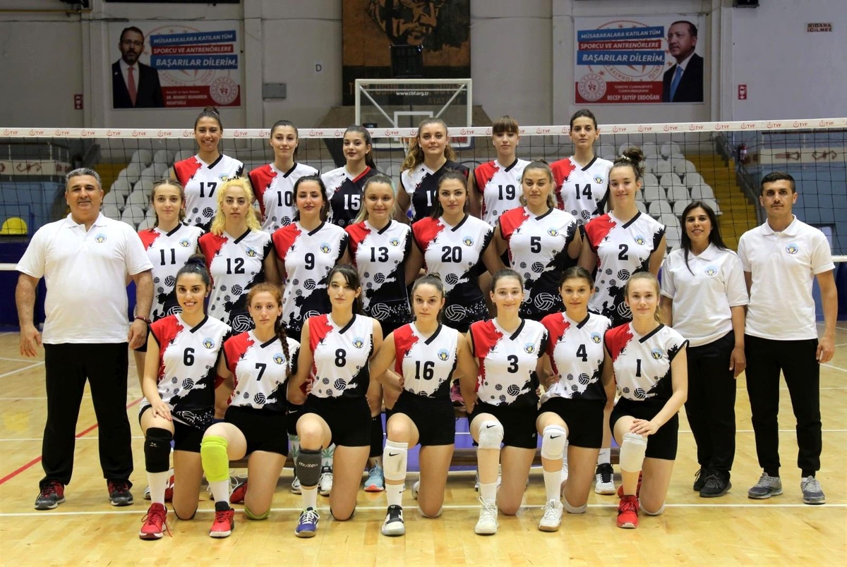 Turgutlu Belediyesi voleybol kursuyla profesyonel sporcular yetiştiriyor