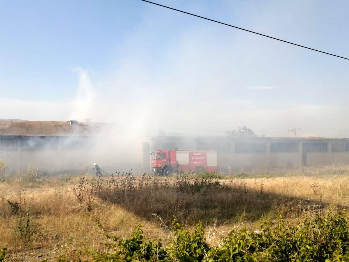 Turgutlu\'da ot yangını metruk fabrikaya sıçradı