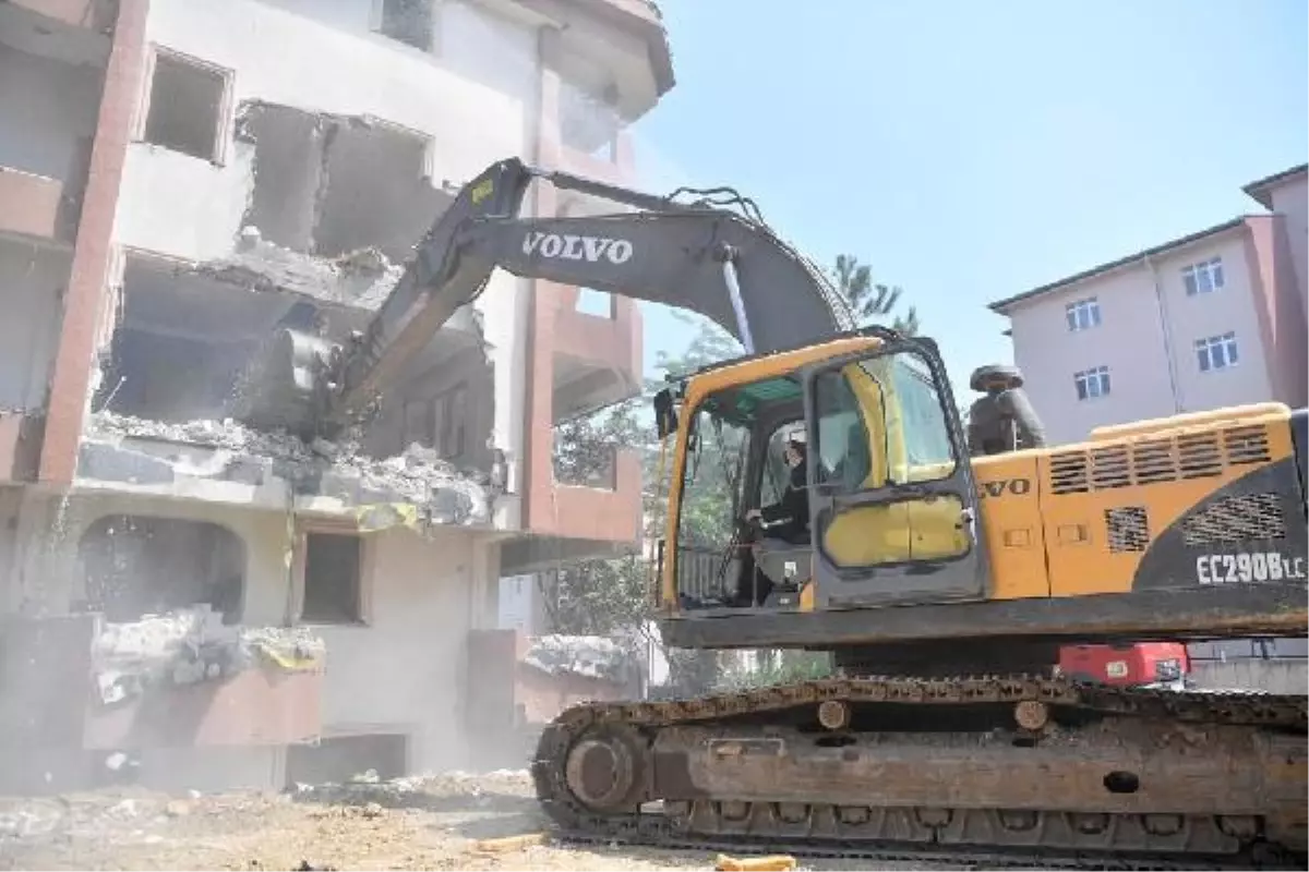 TUZLA\'DA DEPREM RİSKİ TAŞIYAN BİNALAR YIKILIYOR