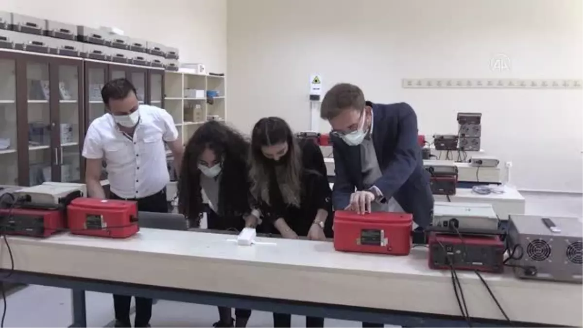 Üniversite öğrencileri karantinadaki Kovid-19 hastalarının takibi için akıllı bileklik üretti