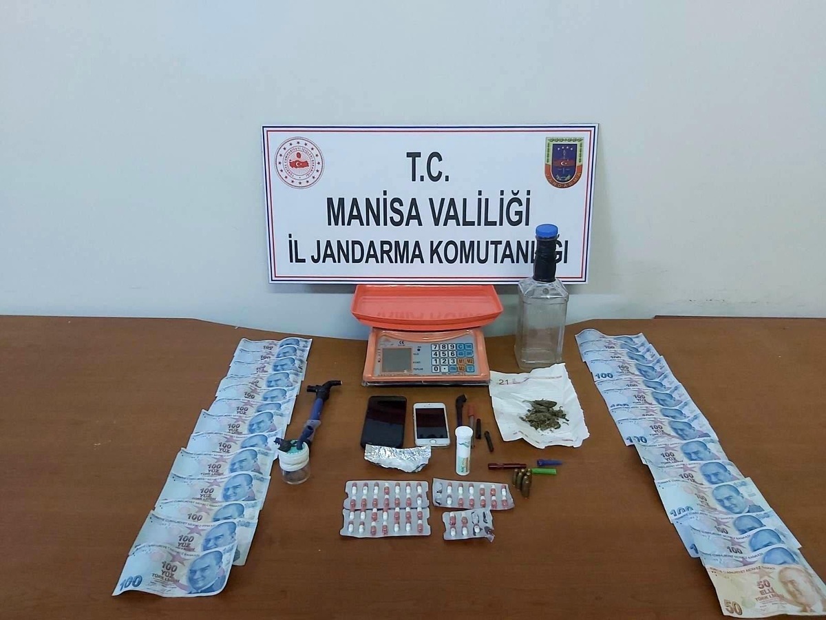Uyuşturucu ve esrarla yakalanan şahıs gözaltında