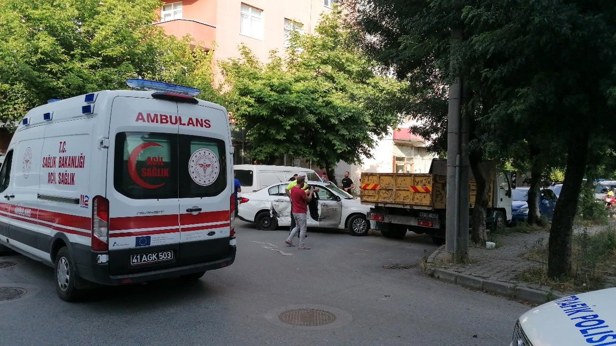 Son dakika haber: Vakaya giden ambulans otomobille çarpıştı