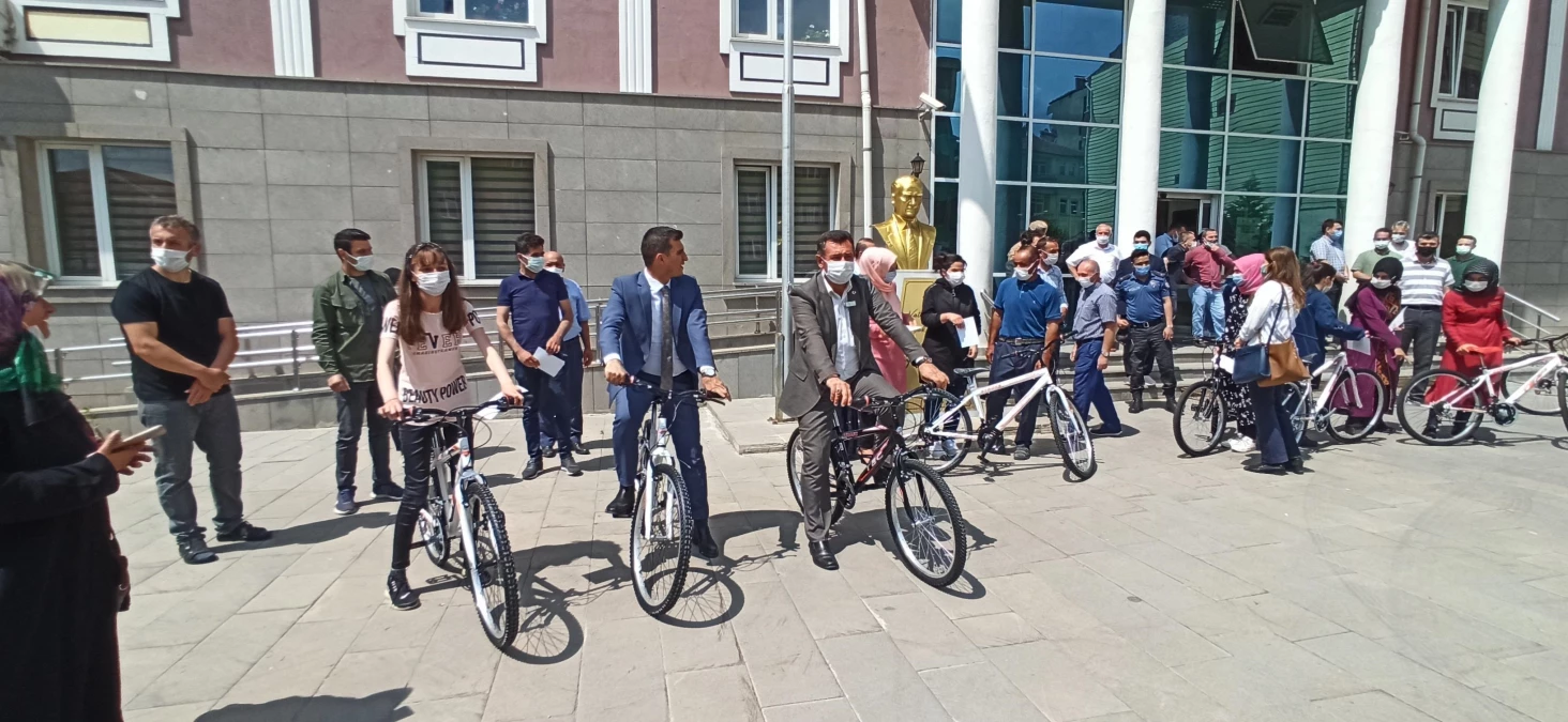 Yeşilyurt\'ta yarışmalarda dereceye giren öğrencilere scooter ve bisiklet verildi