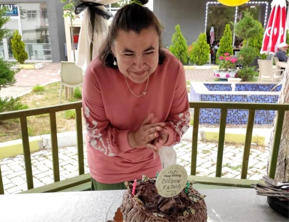 32 yaşında engelli Fatma Gül, ilk defa doğum günü kutladı