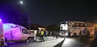 Otobüs ile minibüs çarpıştı: 12 yaralı