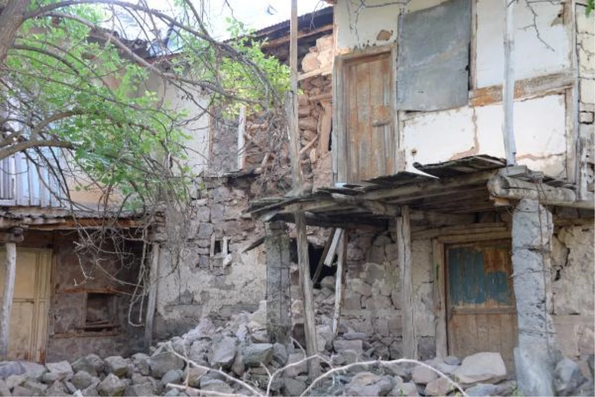Bingöl\'de meydana gelen 5.2 büyüklüğündeki deprem, Elazığ\'da bazı evlerde hasara neden oldu -TAMAMI