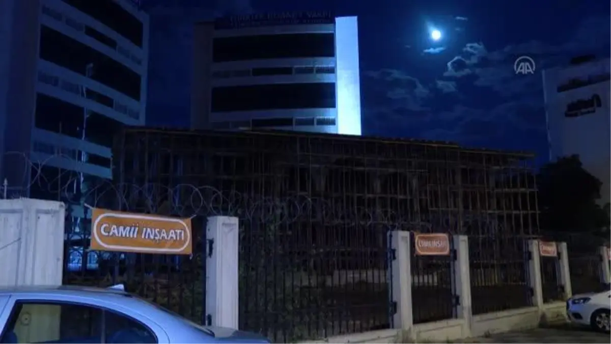 Cami yaptırma derneği üyeleri, hırsızlara karşı inşaatta nöbet tutuyor