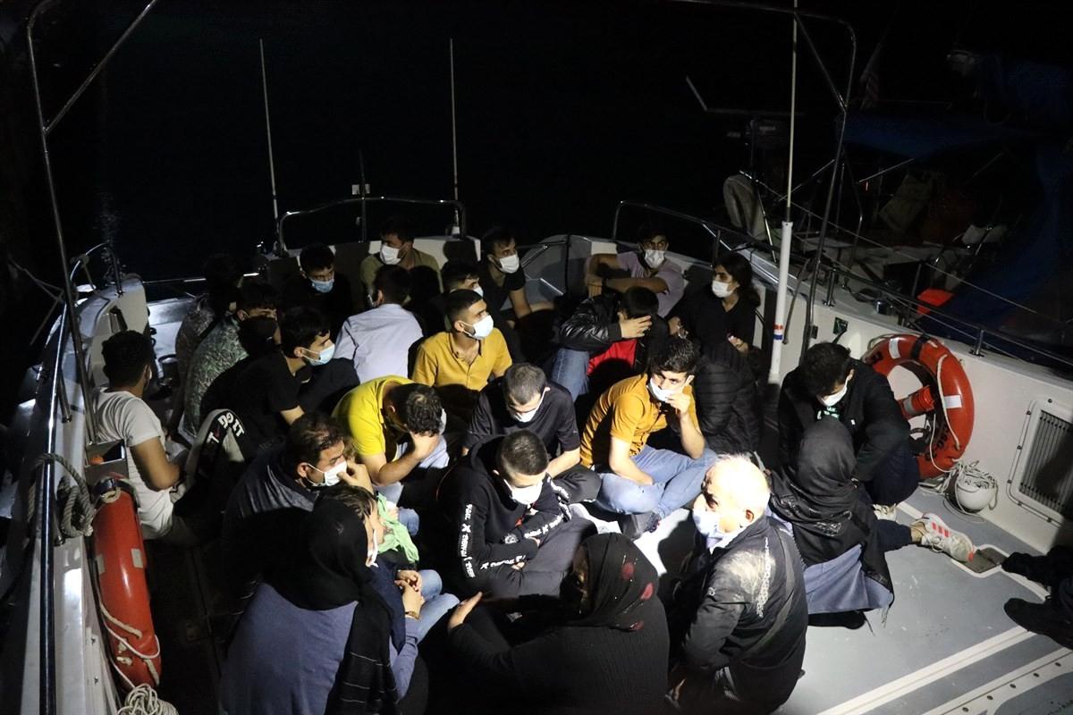 Çanakkale\'de 27 düzensiz göçmen ve 2 göçmen kaçakçısı yakalandı