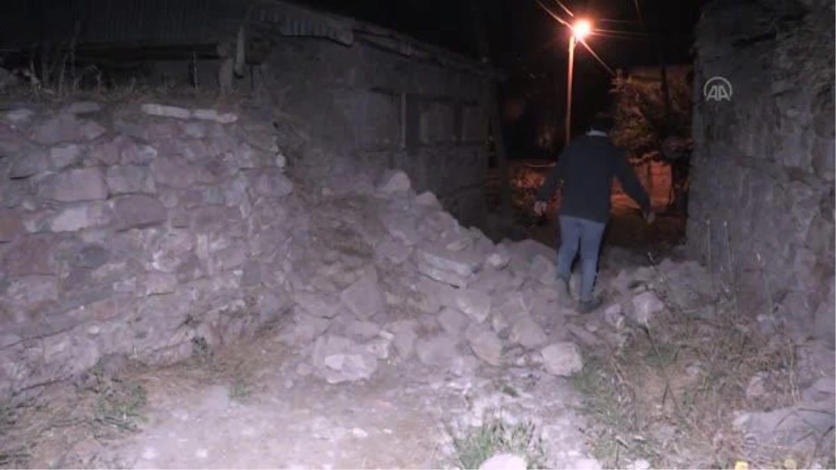 Depremde bazı evler hasar gördü