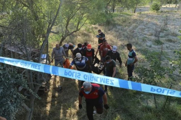 Tarlada kahreden kaza! Baba ve kız patpatın altında can verdi