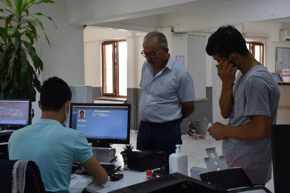 Fotoğrafsız eski nüfus cüzdanıyla sınava giremeyince gözyaşı döktü