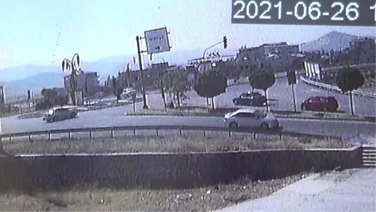 GAZİANTEP - Otomobil ile traktör çarpıştı: 4 yaralı