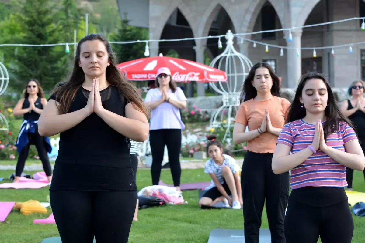 Isparta\'da kadınlar pandeminin stresini açık havada yoga ile atıyor