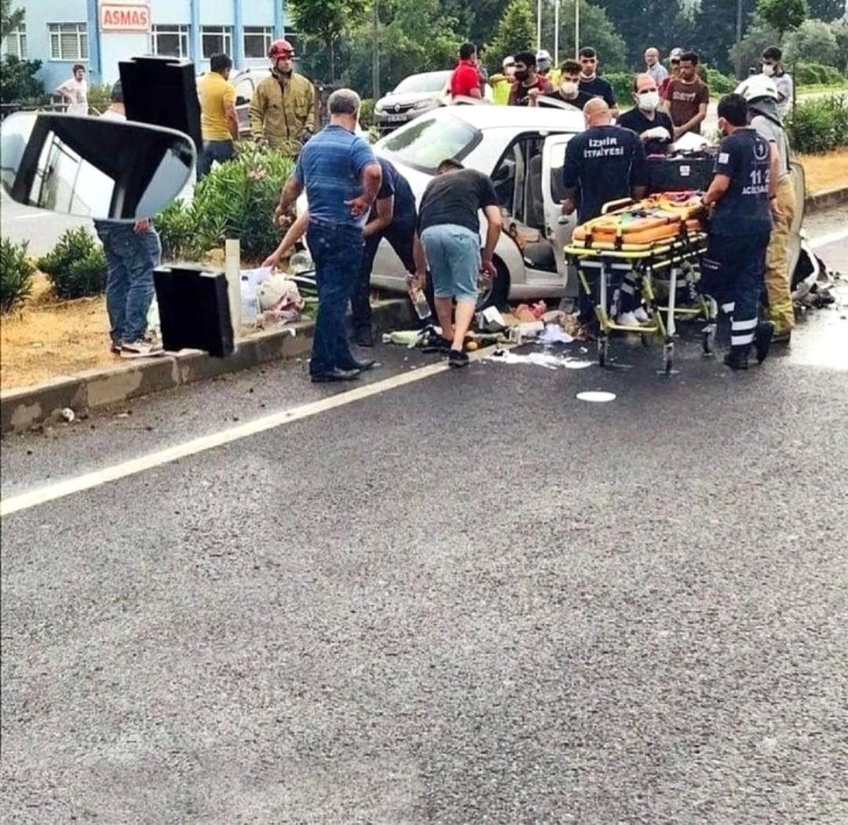 Son dakika: İzmir\'de otomobil iş makinesine çarptı: 1 ölü, 1 yaralı