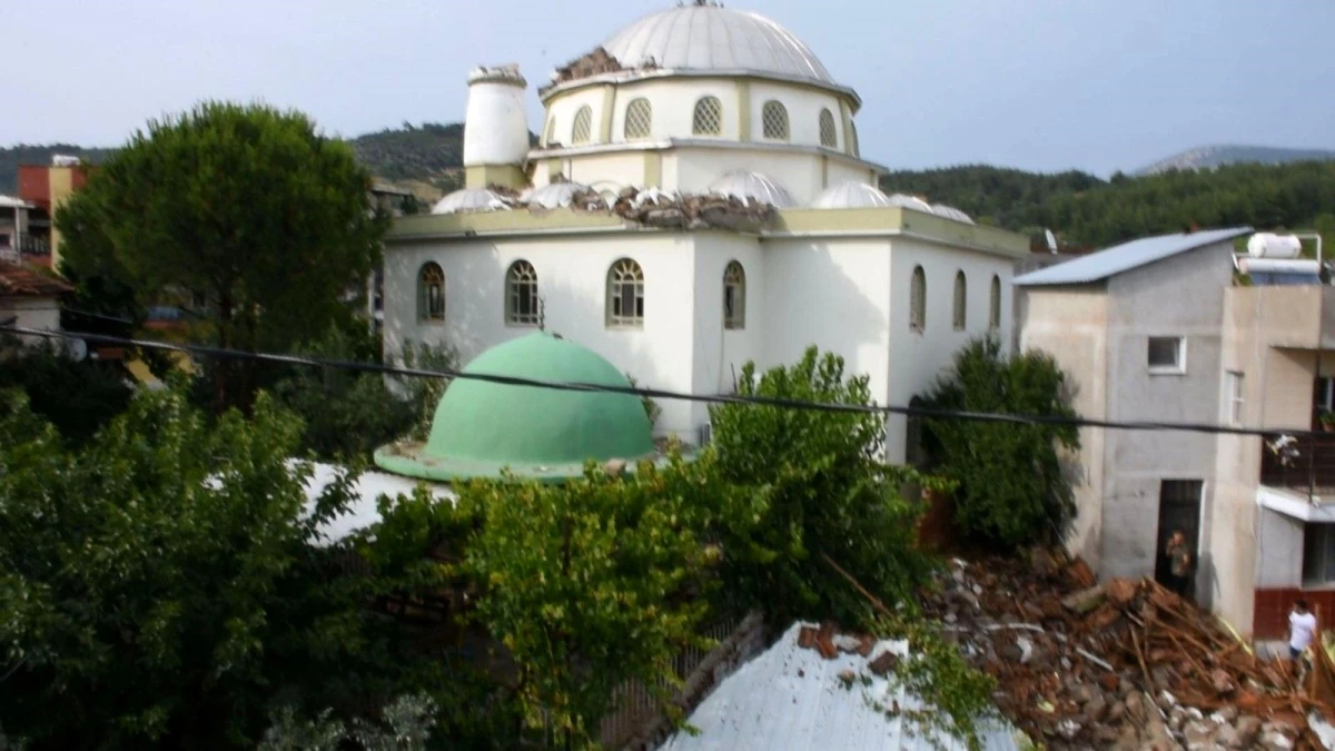 İzmir\'de sağanak ve fırtına yıktı geçti! Rüzgara dayanamayan cami minaresi devrildi