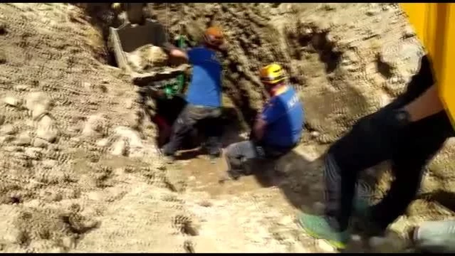 Kazı çalışmasında toprak kayması sonucu mahsur kalan işçi kurtarıldı