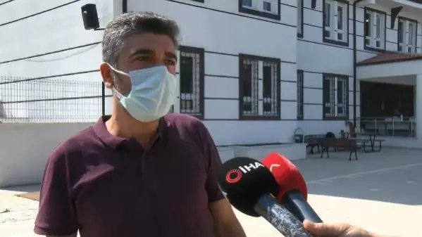 Kimliğini kaybeden ve yanlış okula giden öğrencilerin yardımına polis yetişti