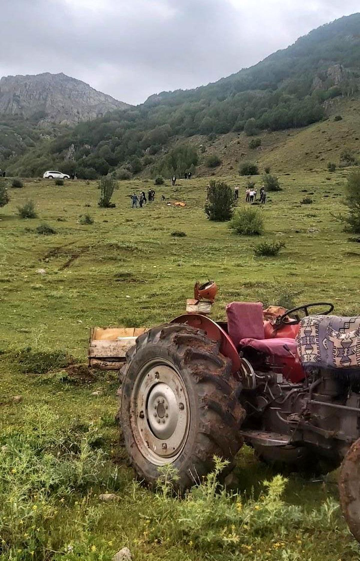 Kullandığı traktör üzerine devrildi, olay yerinde hayatını kaybetti