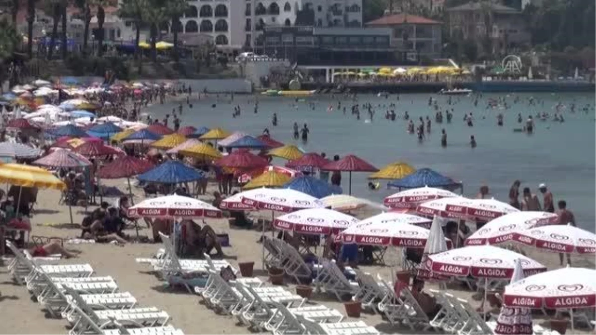 Kuşadası\'nda sıcak havanın etkisiyle plajlarda yoğunluk yaşanıyor