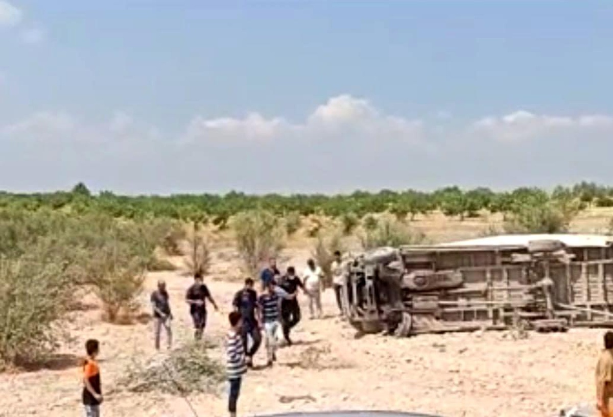 Lastiği patlayan minibüs taklalar attı: 4 yaralı