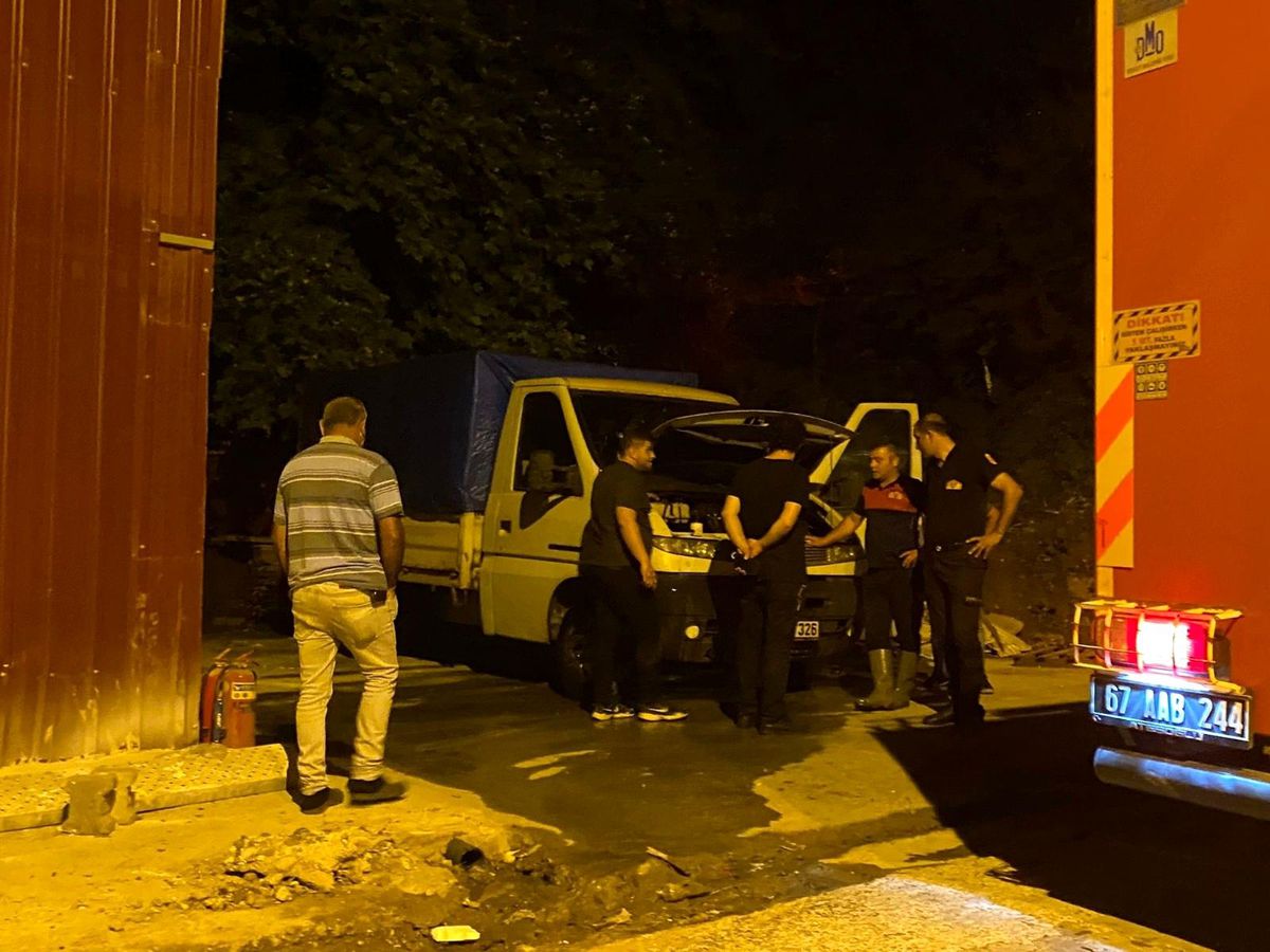 Park halindeki kamyonette küçük çaplı yangın çıktı