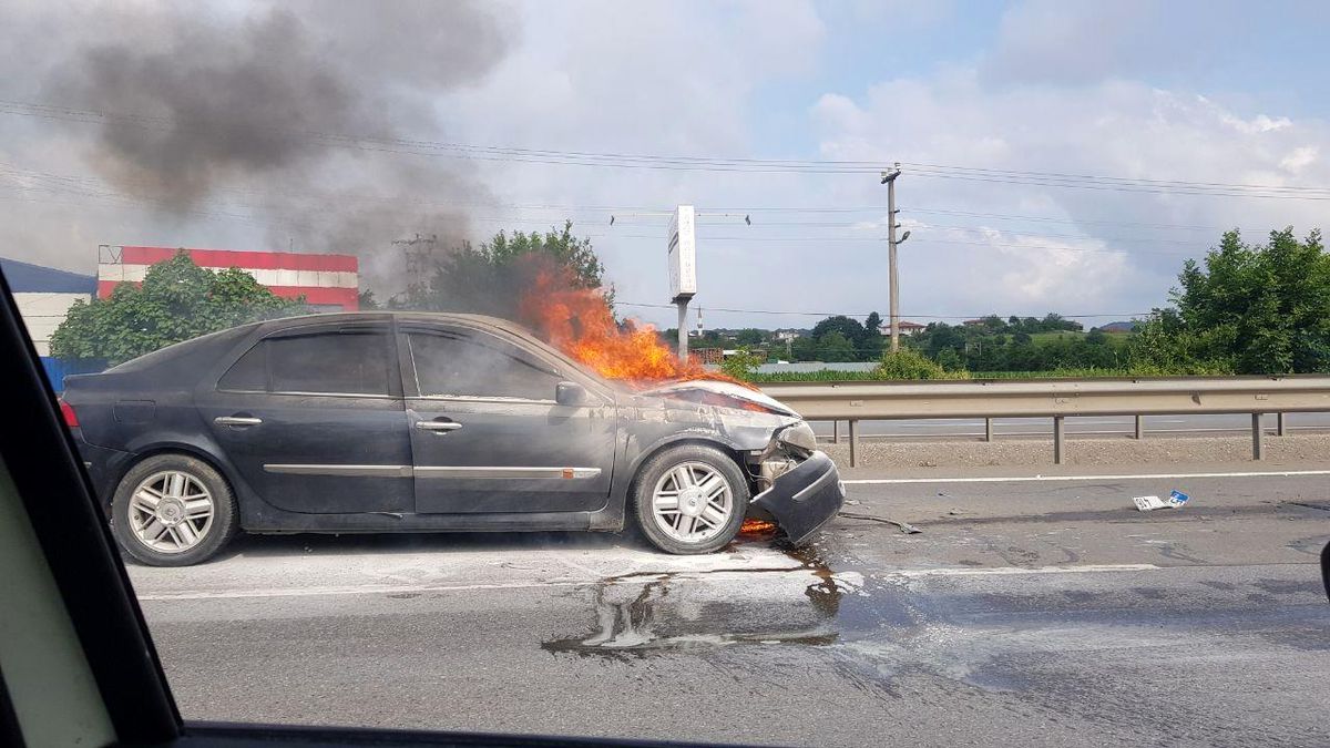 Seyir halinde alev alan otomobil itfaiye ekiplerince söndürüldü