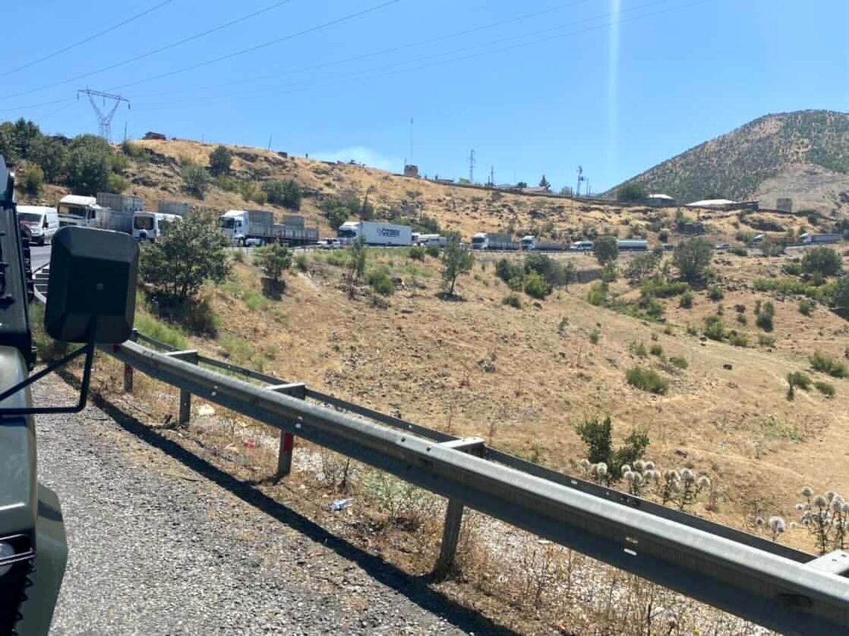 Siirt\'te tır devrildi, yol çift taraflı ulaşıma kapandı
