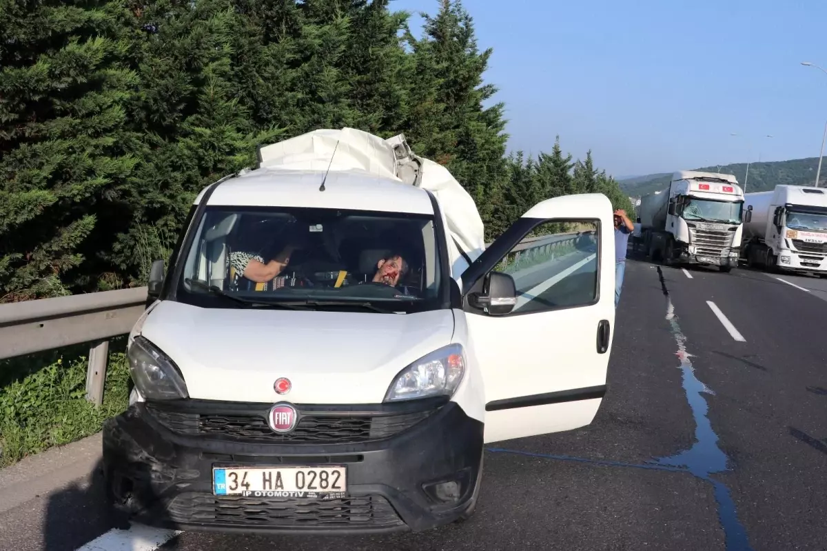 TEM\'de tırın arkadan çarptığı panelvan aracın yarısı yok oldu