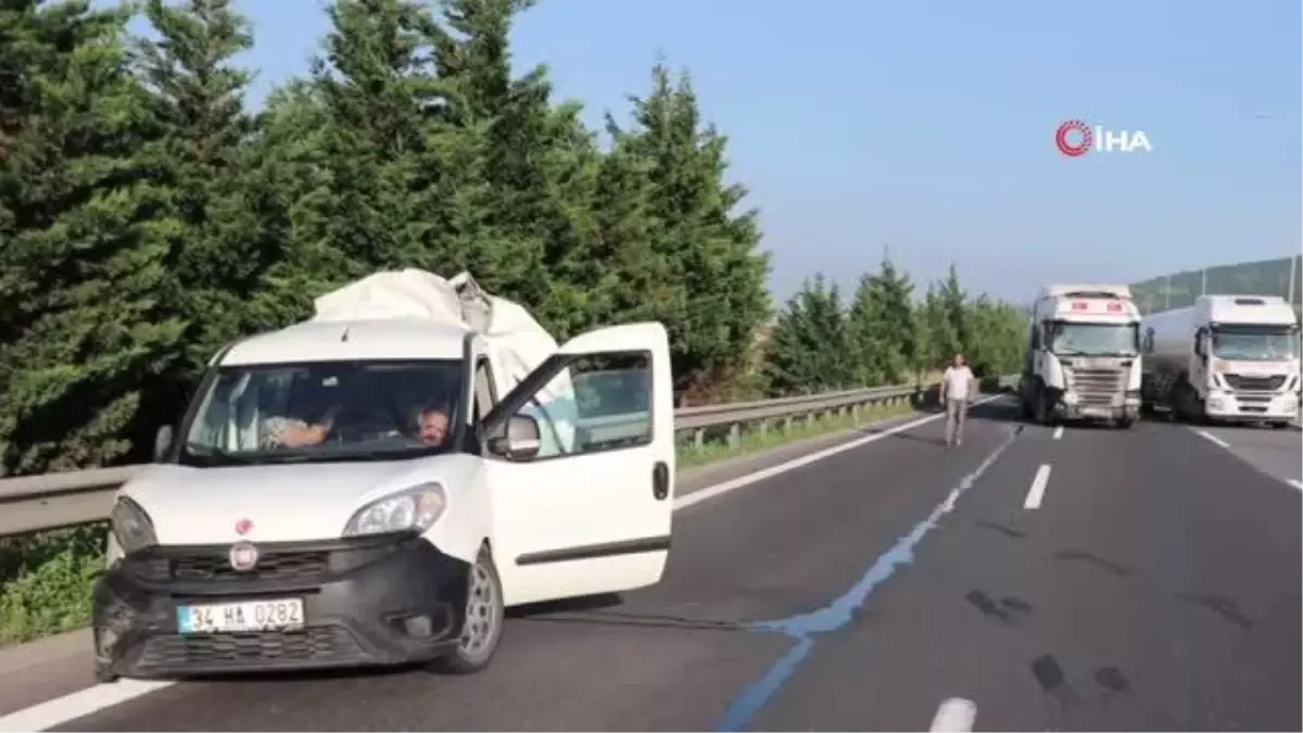 TEM\'de tırın arkadan çarptığı panelvan aracın yarısı yok oldu