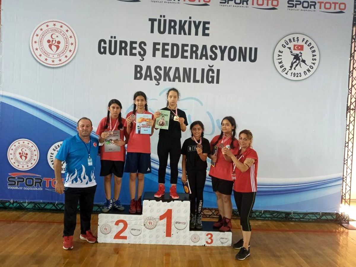 Yağmur Emir Güreşte Türkiye şampiyonu