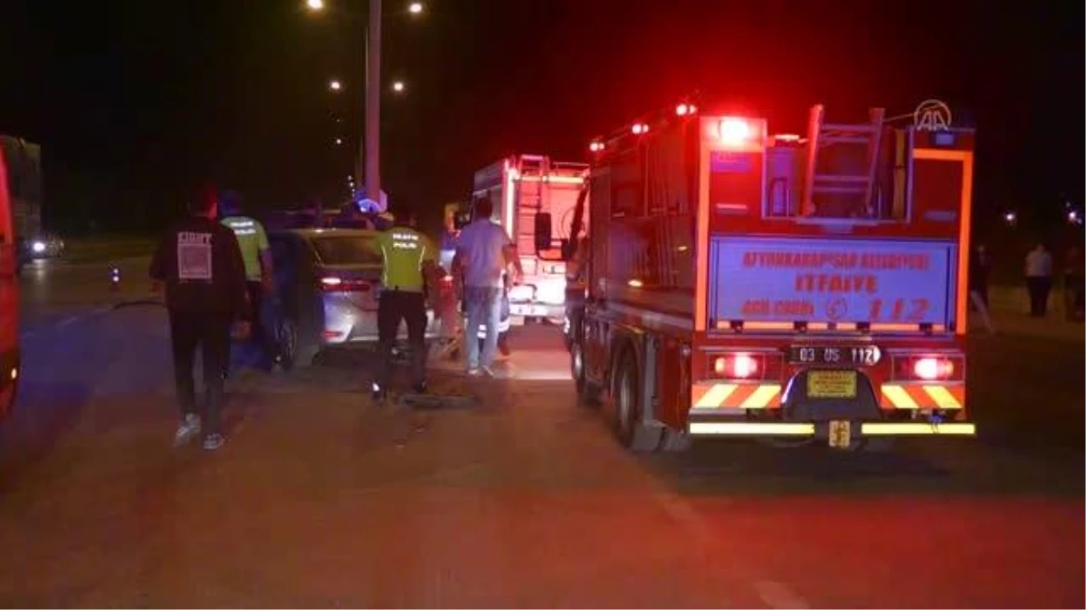 AFYONKARAHİSAR - İki otomobil çarpıştı: 1 ölü, 1 yaralı